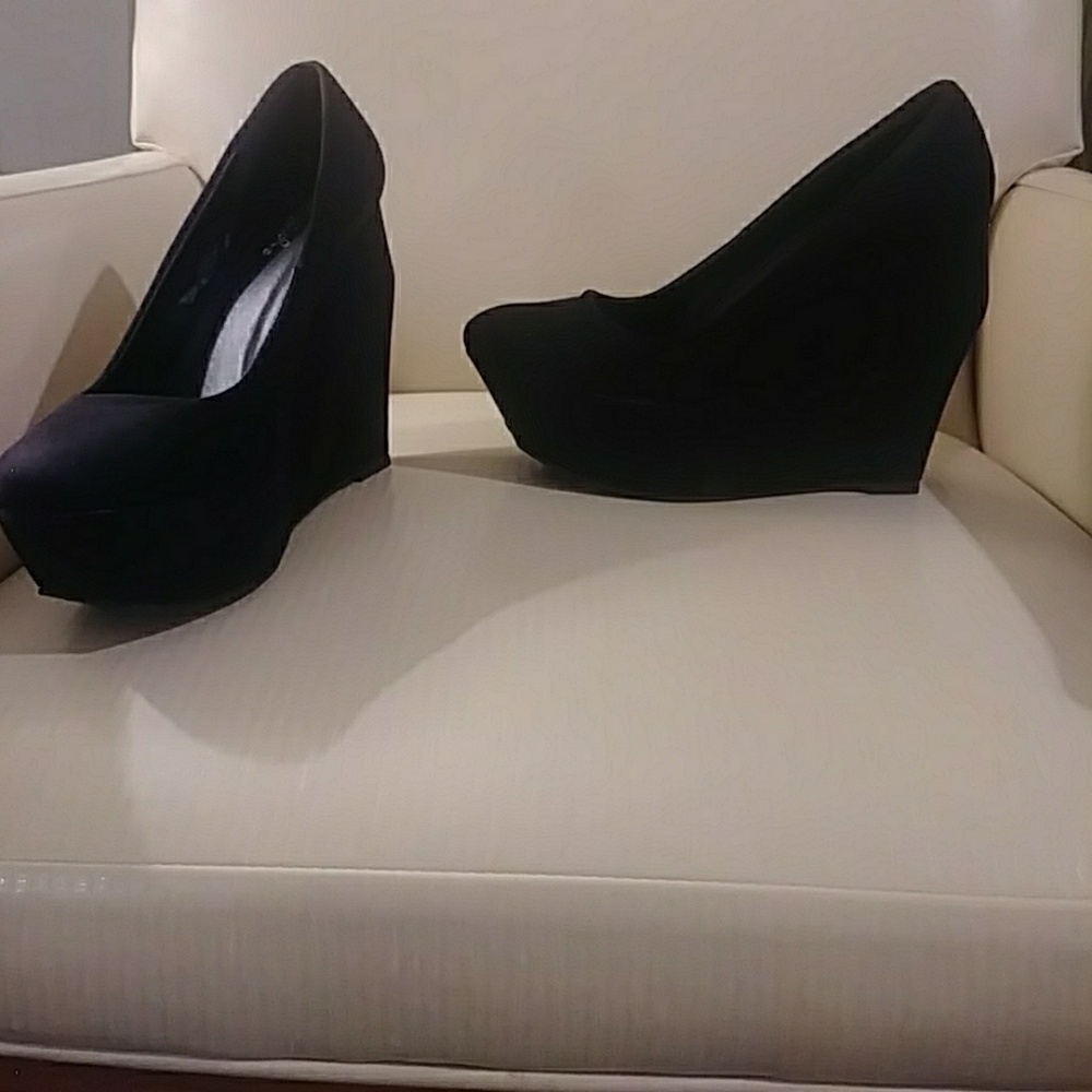 Black wedges